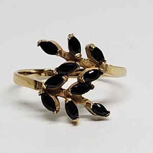 Elegant Gold and Black Leaf Ring